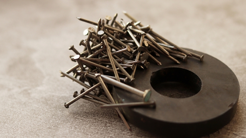 磁铁的磁力为什么不会消失?它的能量到底来自哪里?